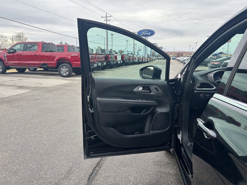 Used 2025 Chrysler Pacifica Select image 11