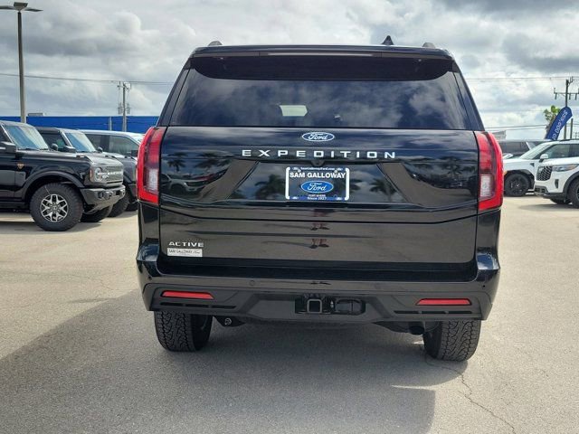 Certified 2025 Ford Expedition Active image 3