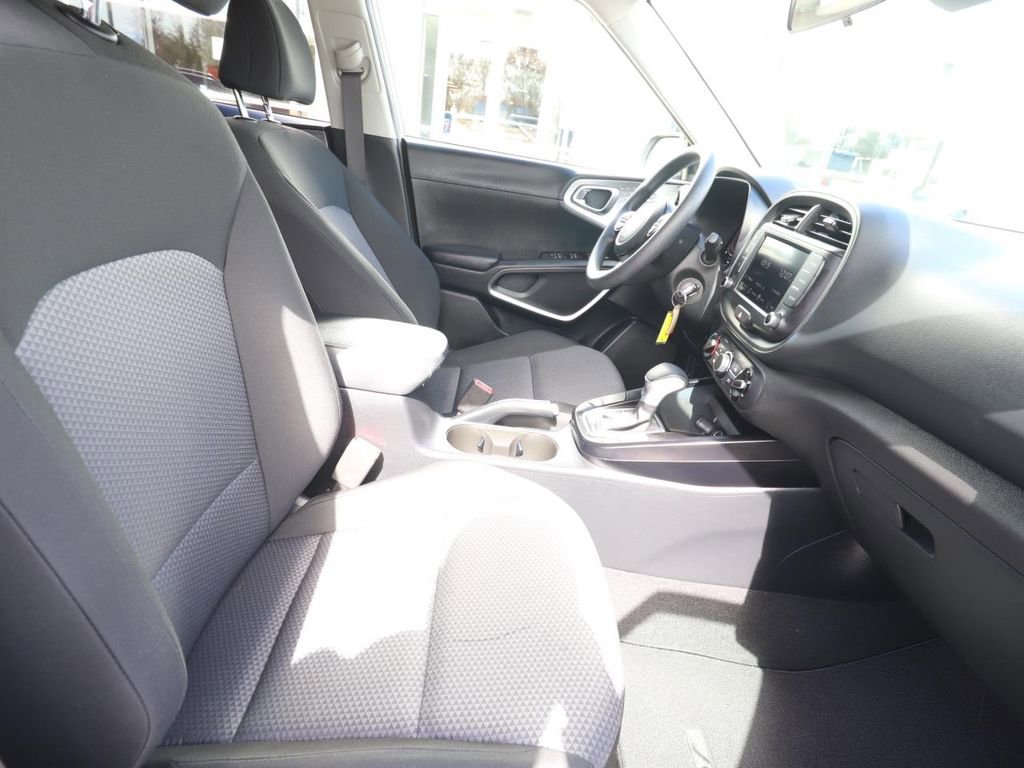 Used 2025 Kia Soul LX w/ LX Technology Package image 12