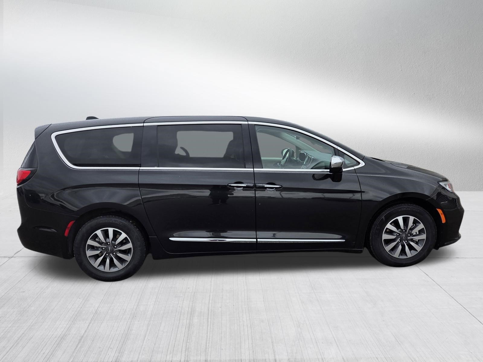 Used 2023 Chrysler Pacifica Limited FWD image 8