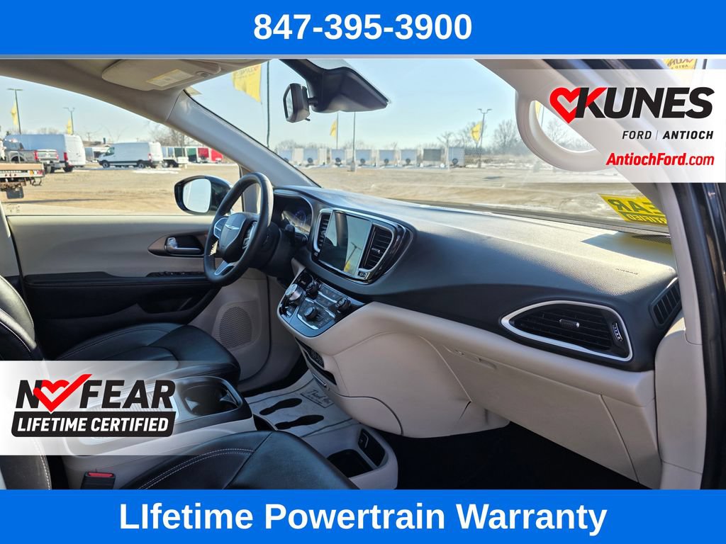 Used 2024 Chrysler Pacifica Touring-L FWD image 32