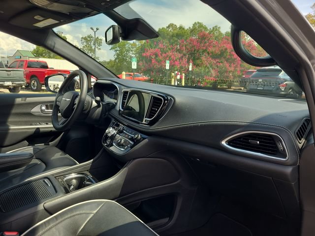 Used 2025 Chrysler Pacifica Limited FWD image 20