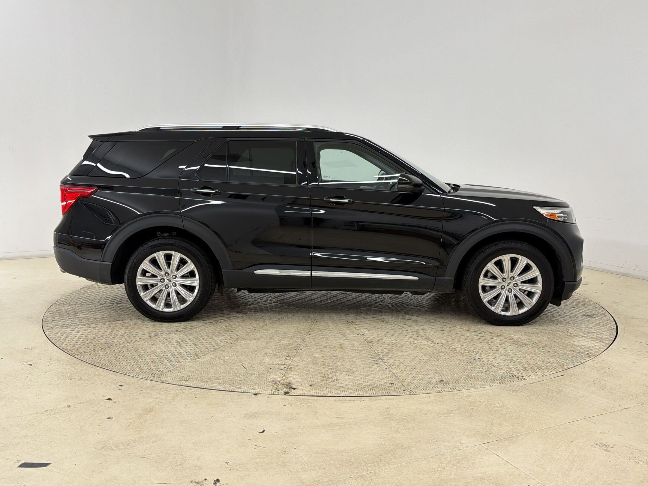 Certified 2022 Ford Explorer Limited w/ Equipment Group 301A AWD/4WD image 8