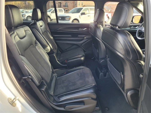 Used 2023 Jeep Grand Cherokee L Laredo image 14