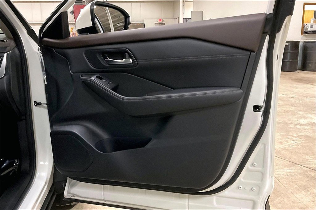 Used 2023 Nissan Rogue SV w/ SV Premium B Package image 23