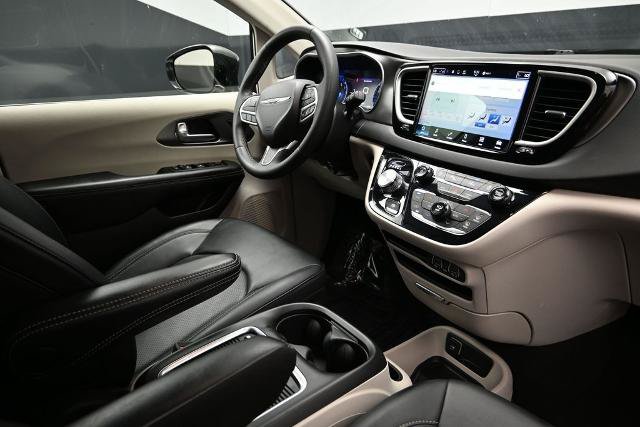 Used 2024 Chrysler Pacifica Touring-L FWD image 12
