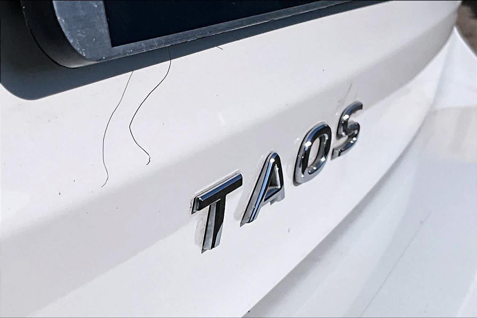 Used 2024 Volkswagen Taos SE w/ MDO Package FWD image 12