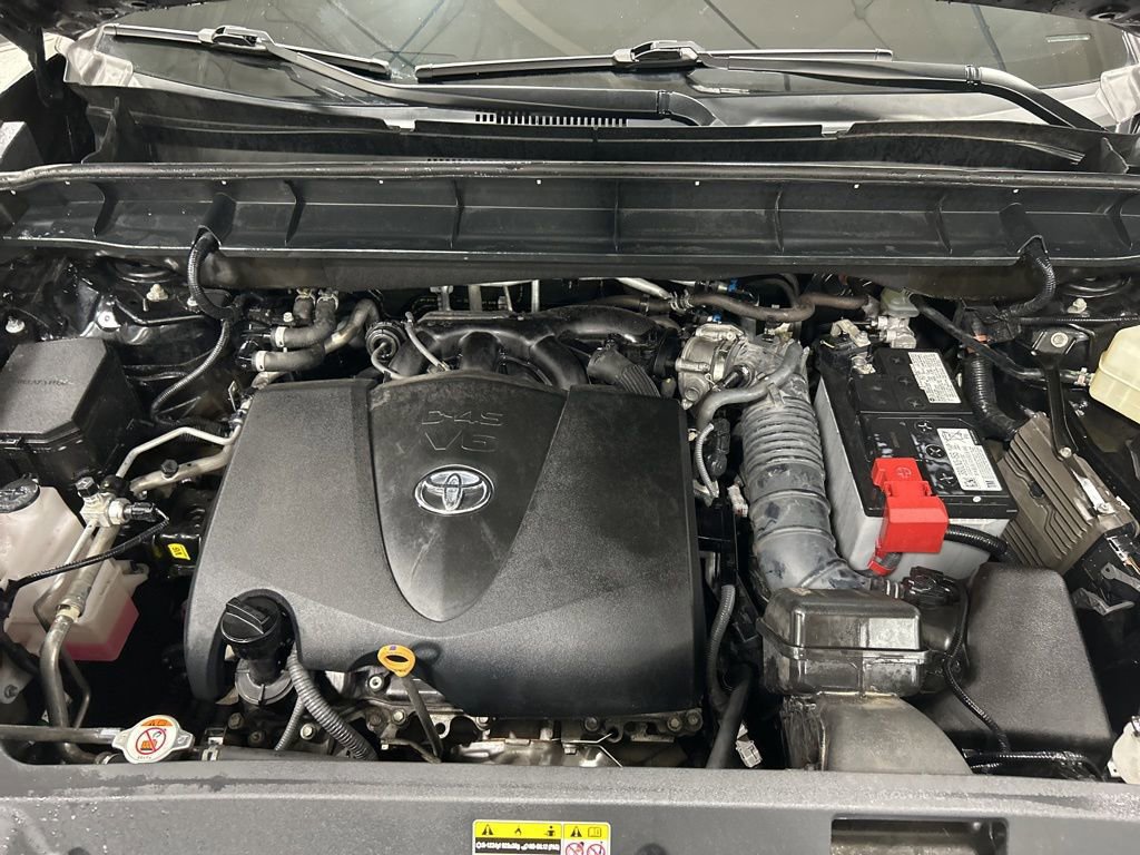 Used 2021 Toyota Highlander XLE AWD/4WD image 35