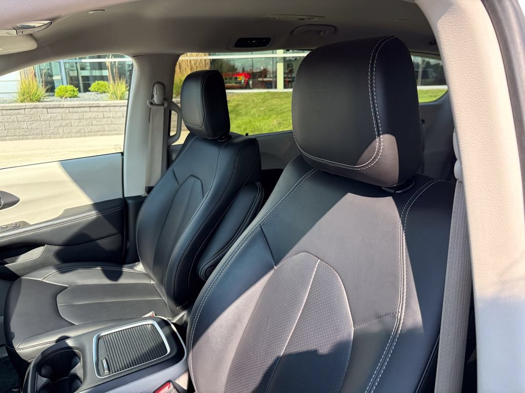 Used 2024 Chrysler Pacifica Touring-L FWD image 10