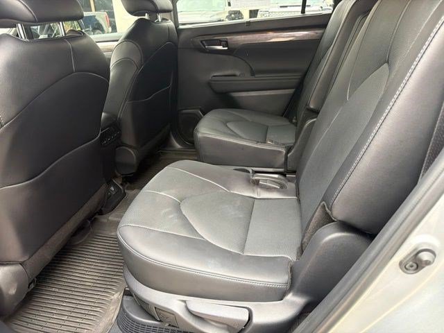 Used 2024 Toyota Highlander Limited AWD/4WD image 17