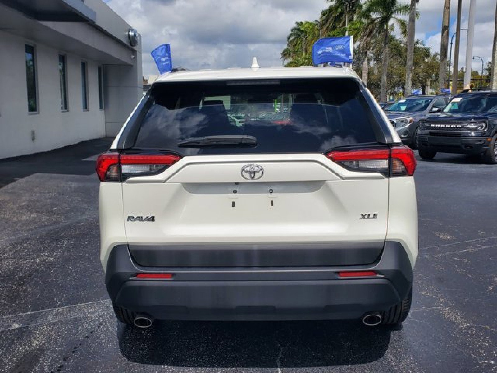 Used 2021 Toyota RAV4 XLE Premium image 6
