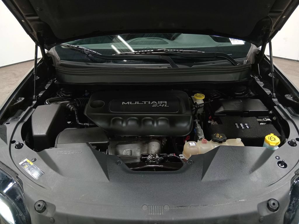 Used 2019 Jeep Cherokee Latitude w/ Cold Weather Group FWD image 11
