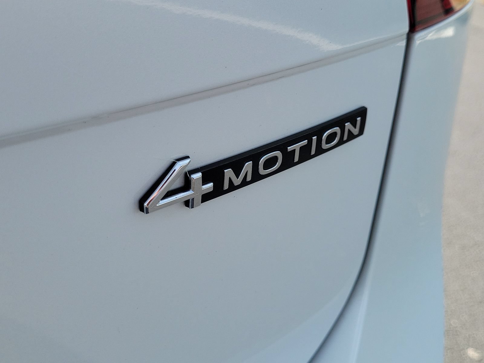 Used 2024 Volkswagen Tiguan SE R-Line AWD/4WD image 7