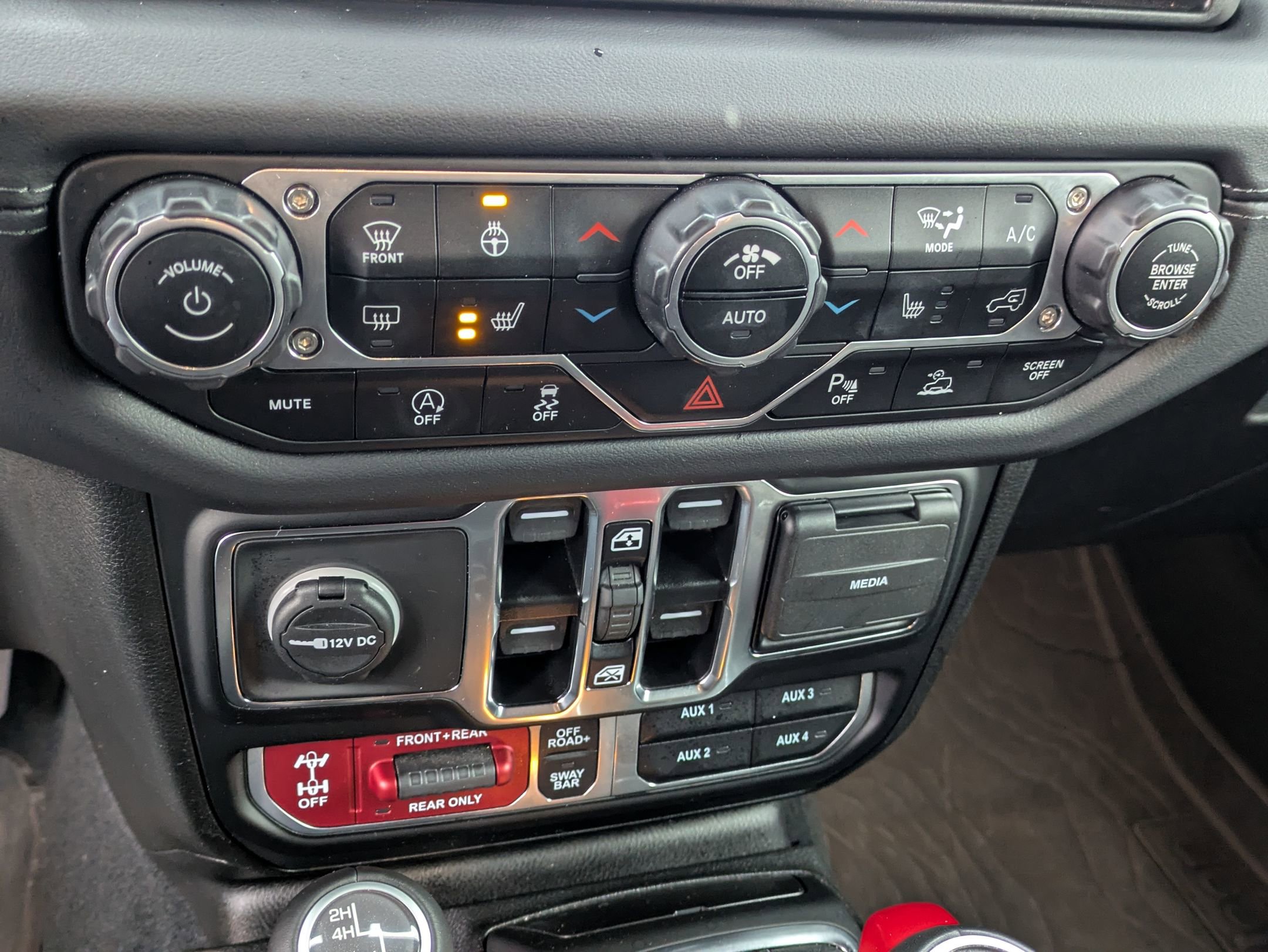 Used 2024 Jeep Wrangler Unlimited Rubicon w/ Technology Group image 25