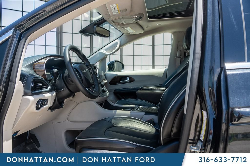 Used 2023 Chrysler Pacifica Limited FWD image 3