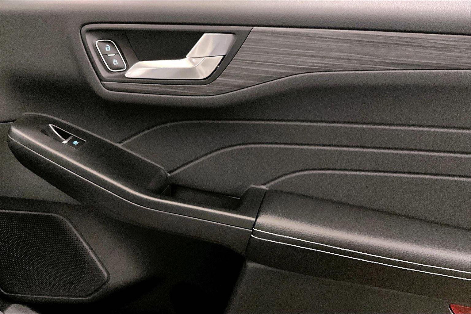 Certified 2025 Ford Escape SE w/ PHEV Premium Package image 23