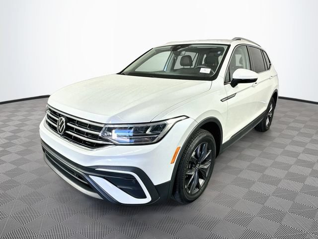 Used 2023 Volkswagen Tiguan SE w/ Panoramic Sunroof Package FWD image 7