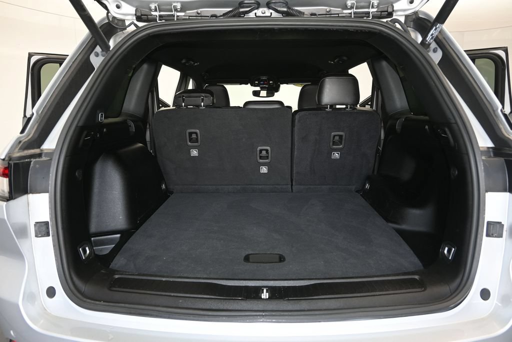 Used 2024 Jeep Grand Cherokee Altitude RWD image 11