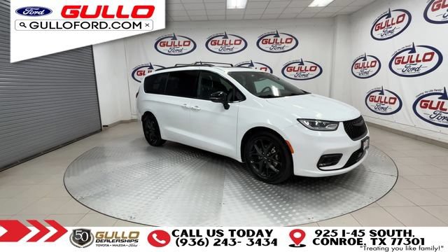 Used 2024 Chrysler Pacifica Limited w/ S Appearance Package FWD image 2