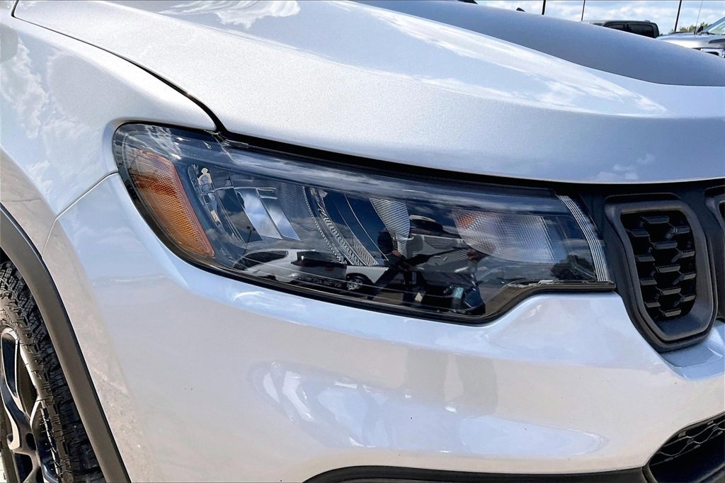 Used 2024 Jeep Compass Trailhawk image 33