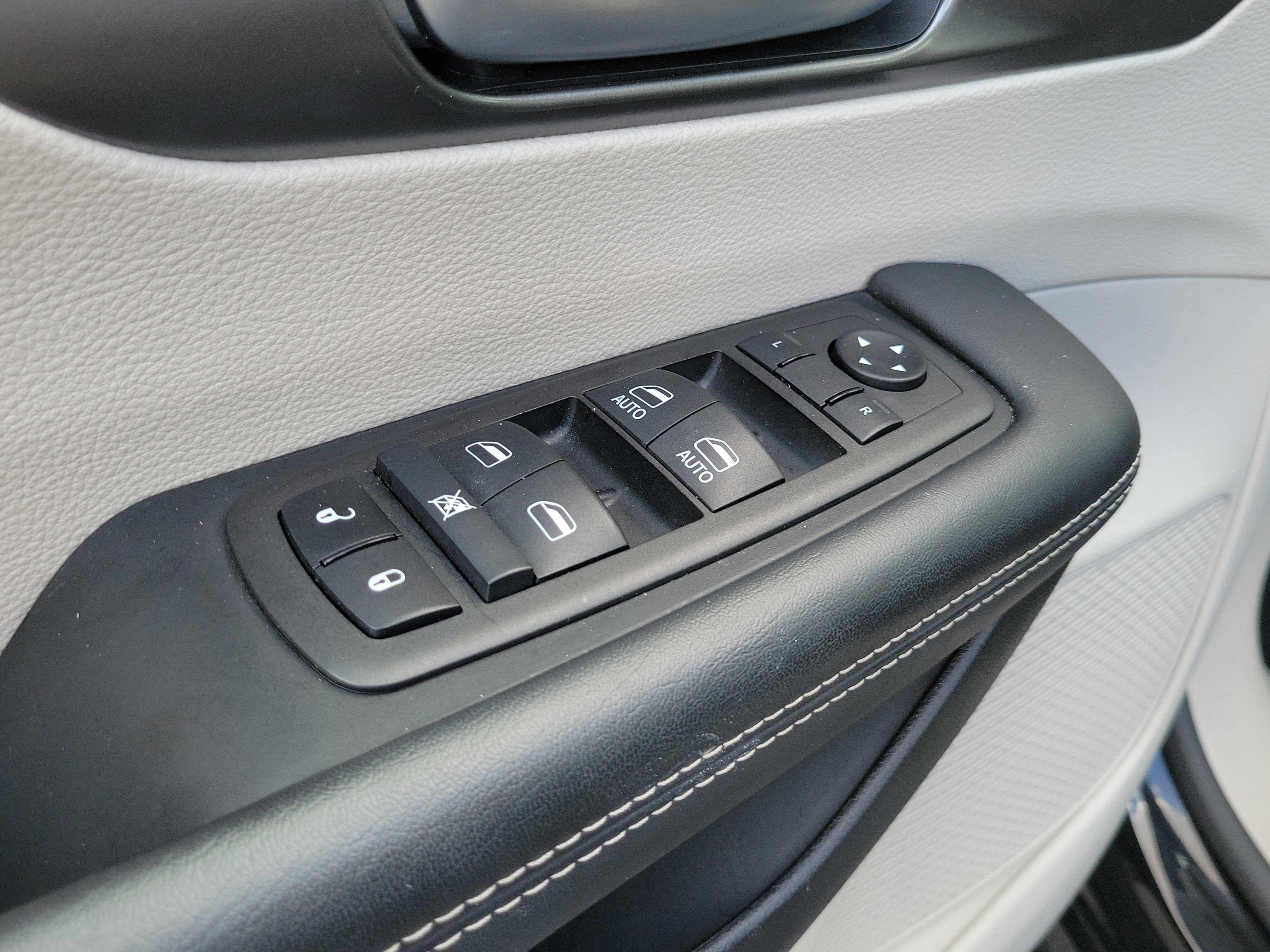 Used 2024 Chrysler Pacifica Touring-L FWD image 19