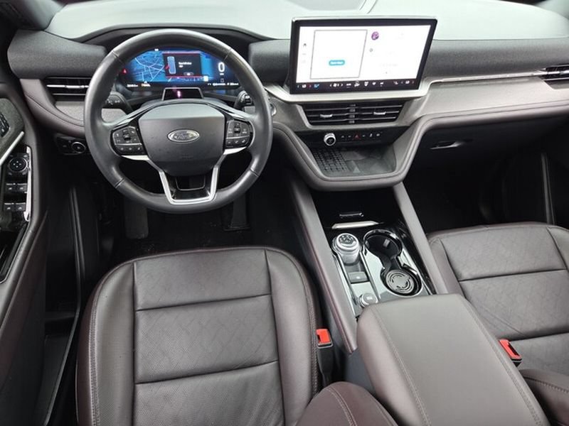 Certified 2025 Ford Explorer Platinum RWD image 9