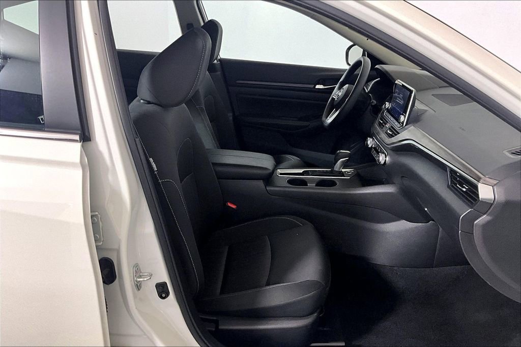 Used 2025 Nissan Altima 2.5 SV FWD image 6