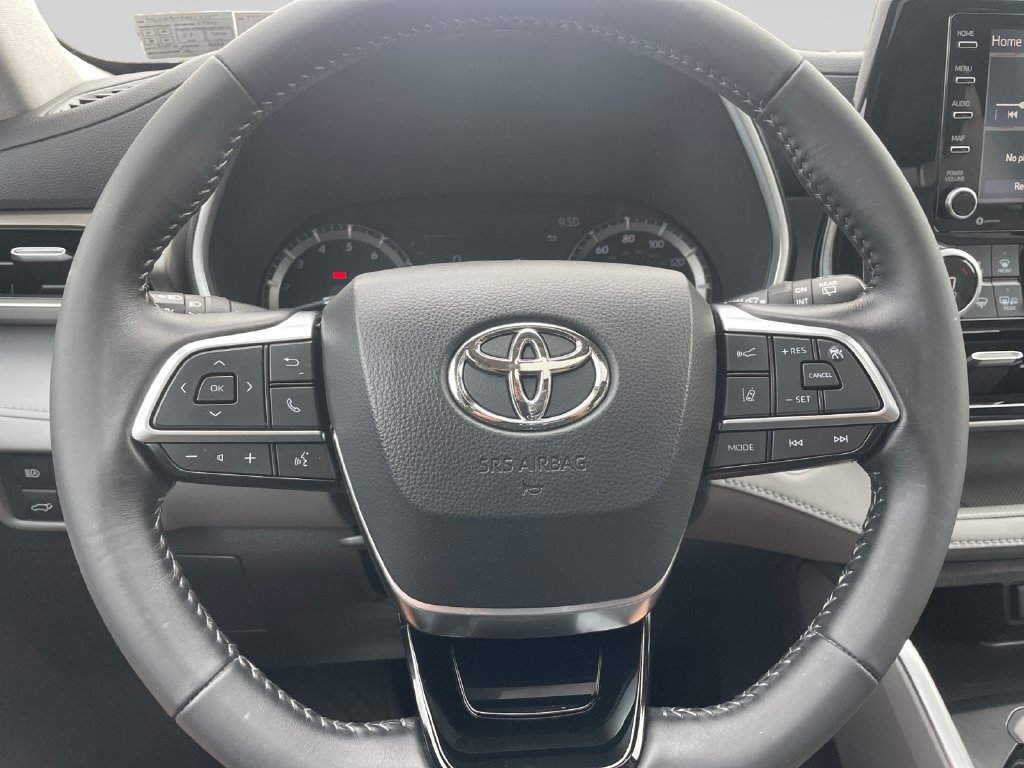 Used 2021 Toyota Highlander XLE AWD/4WD image 25