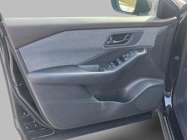 Used 2023 Nissan Rogue S image 22