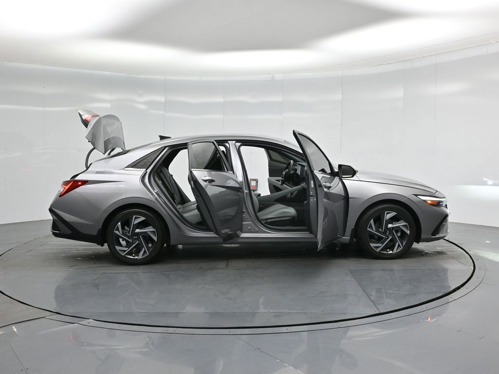 Used 2024 Hyundai Elantra Limited image 34