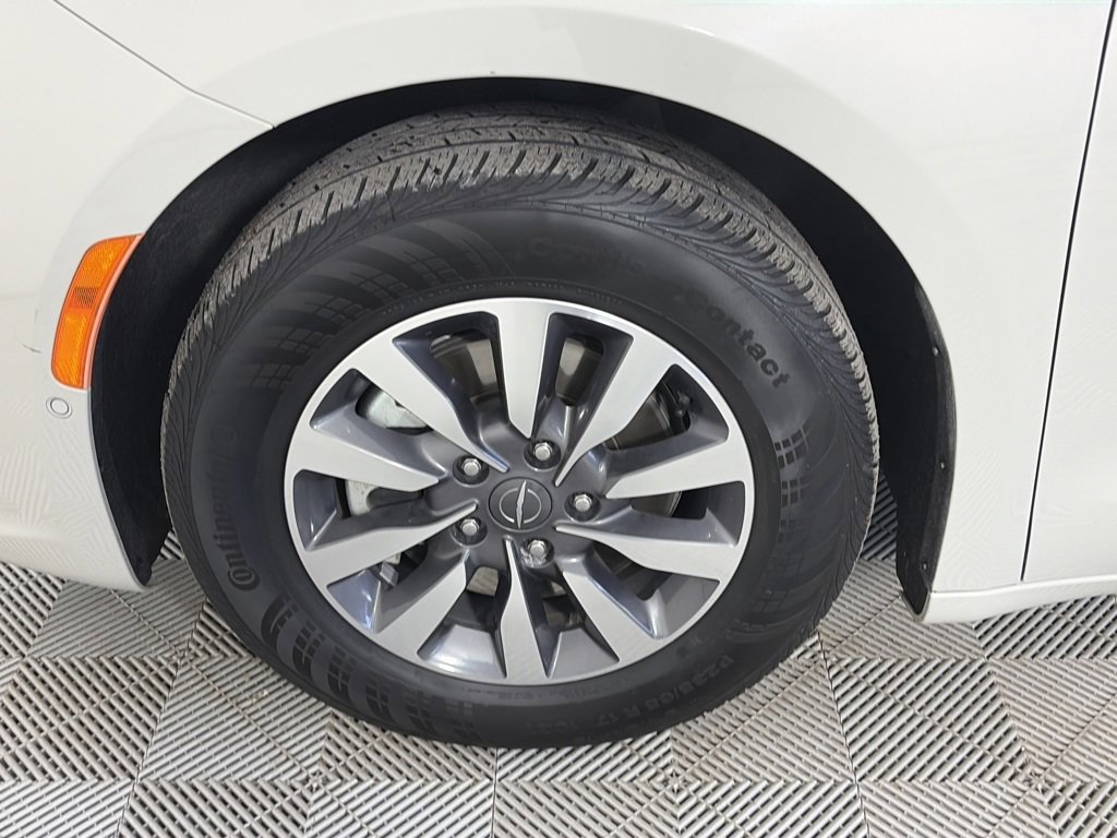 Used 2021 Chrysler Pacifica Touring-L image 8