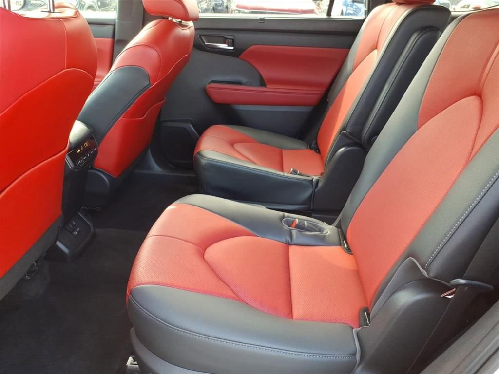 Used 2023 Toyota Highlander XSE image 12