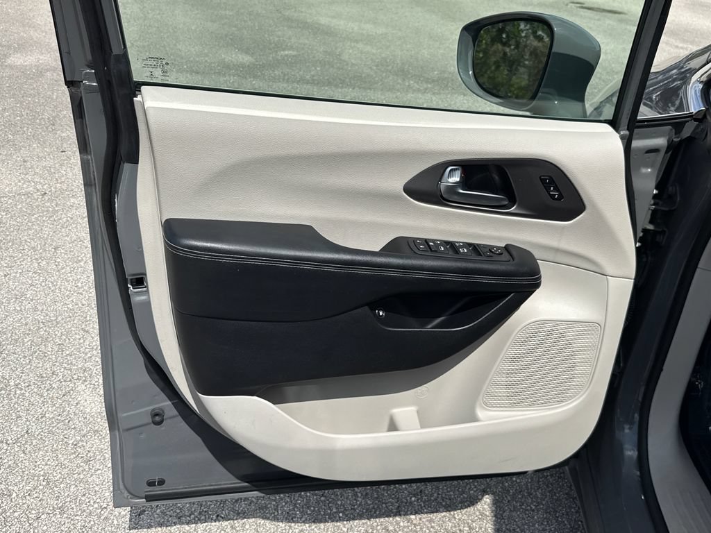 Used 2021 Chrysler Pacifica Touring-L FWD image 13