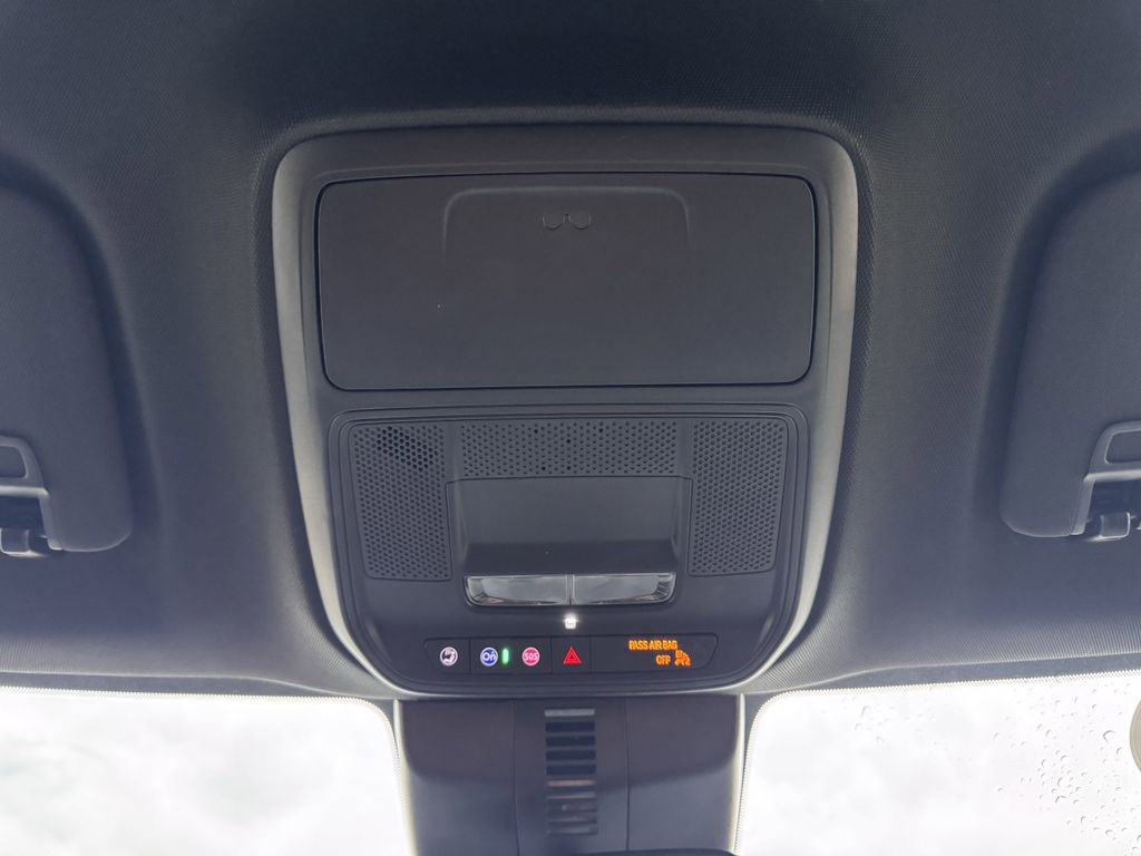 Used 2025 Chevrolet Traverse LT image 26