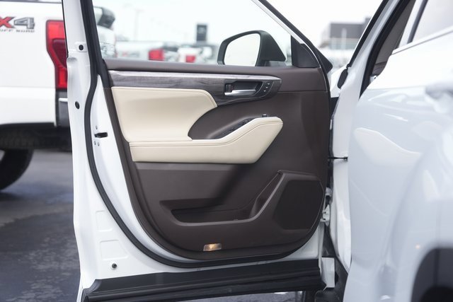 Used 2022 Toyota Highlander Platinum image 30