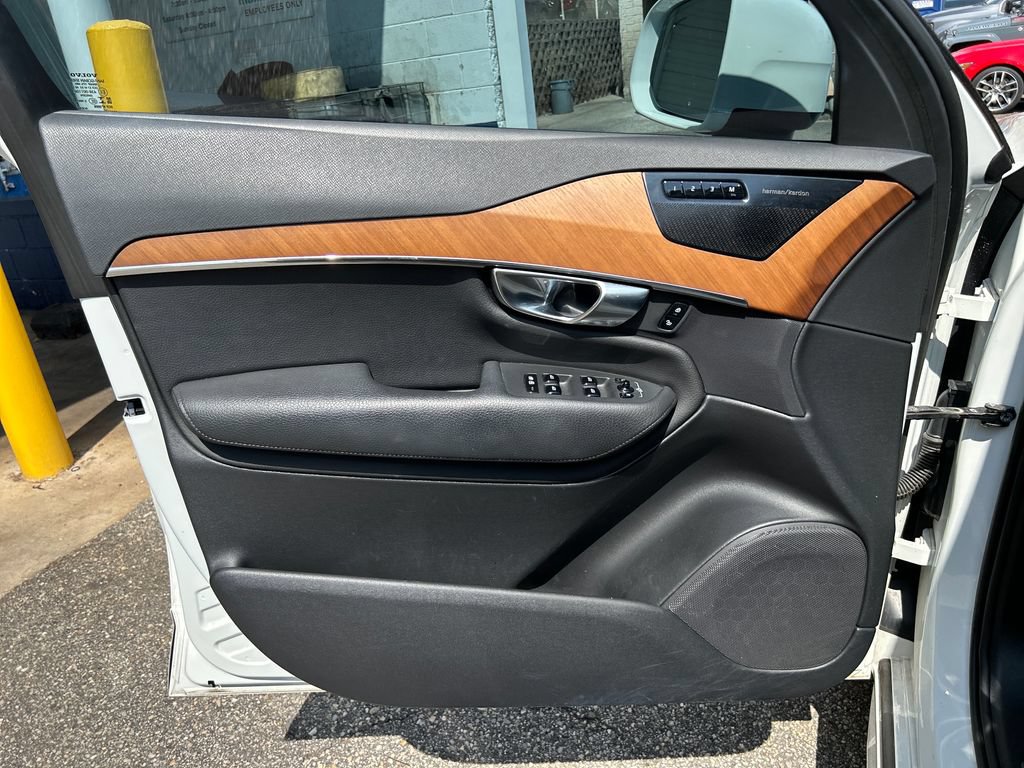 Used 2022 Volvo XC90 T6 Momentum AWD/4WD image 8
