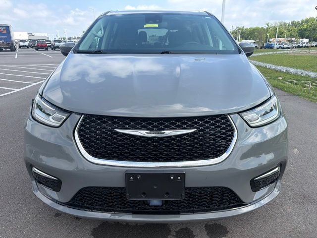 Used 2023 Chrysler Pacifica Touring-L FWD image 3