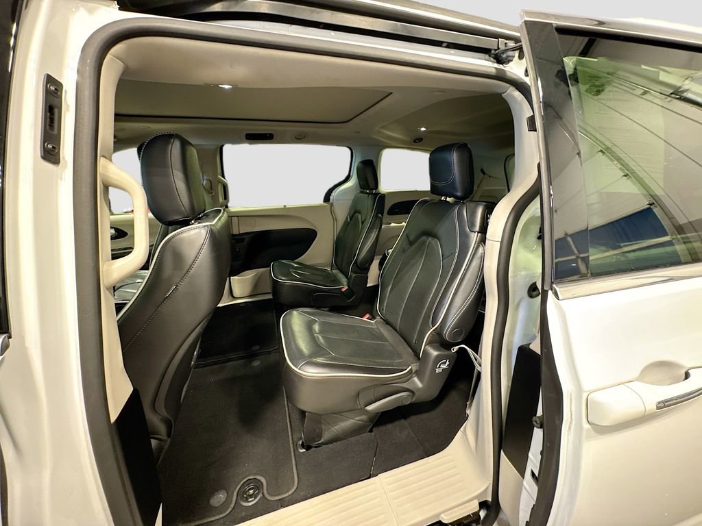 Used 2023 Chrysler Pacifica Limited image 20
