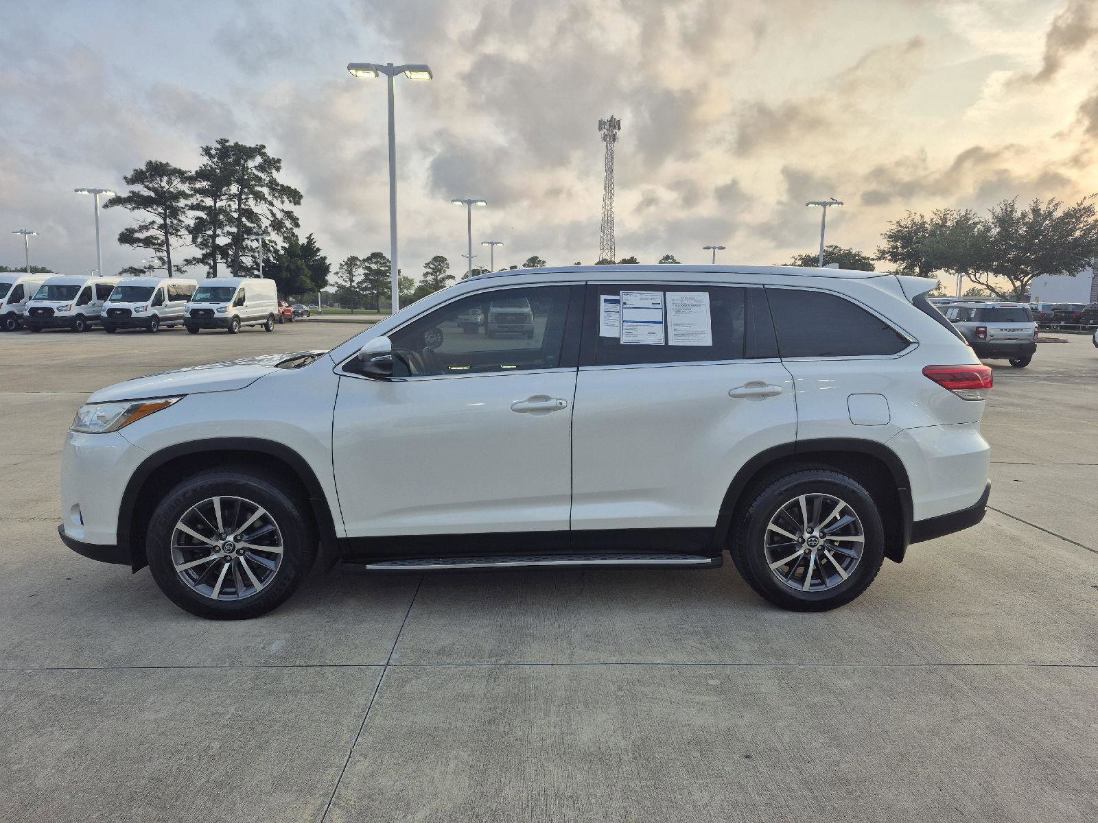 Used 2019 Toyota Highlander XLE FWD image 2