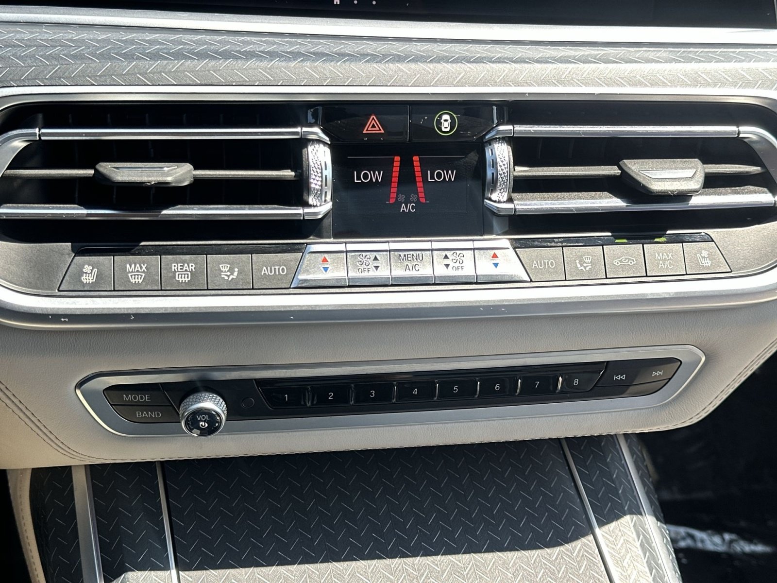 Used 2020 BMW X7 M50i w/ Dynamic Handling Package AWD/4WD image 22