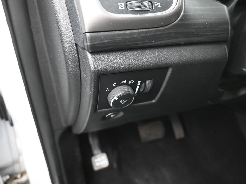 Used 2020 Jeep Grand Cherokee Altitude image 19