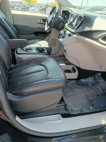 Used 2023 Chrysler Pacifica Touring-L FWD image 11