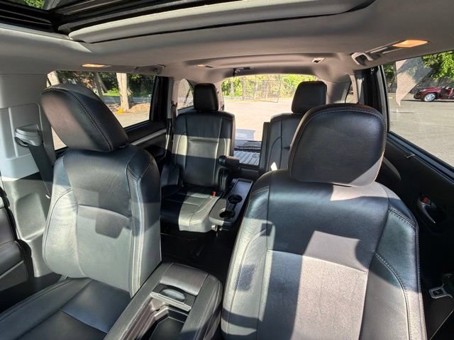 Used 2019 Toyota Highlander XLE AWD/4WD image 16