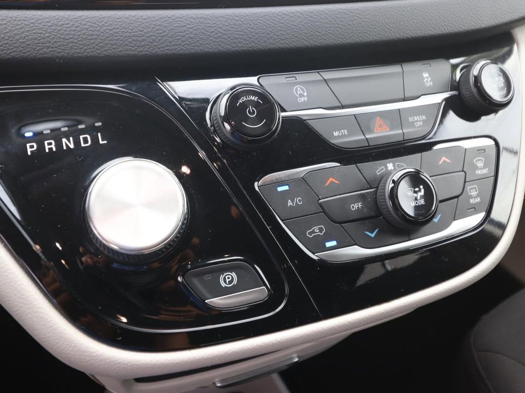 Used 2022 Chrysler Voyager LX FWD image 20