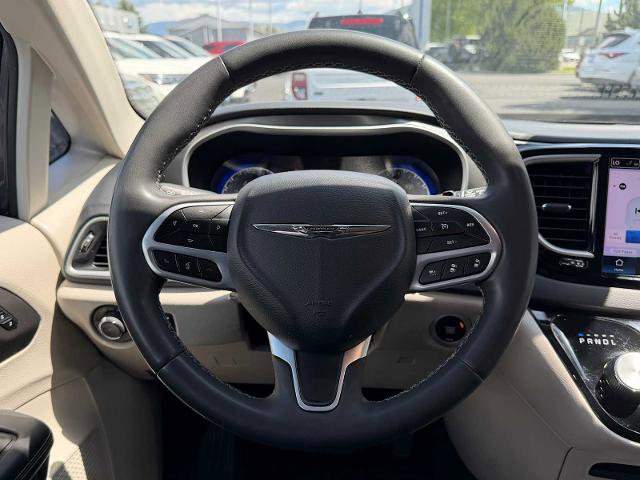 Used 2023 Chrysler Pacifica Touring-L FWD image 12