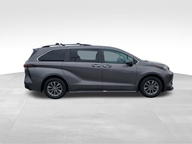Used 2023 Toyota Sienna XLE image 2