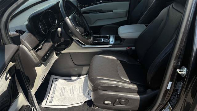 Used 2023 Kia Carnival EX FWD image 11