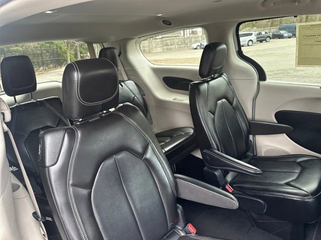 Used 2024 Chrysler Pacifica Touring-L image 19