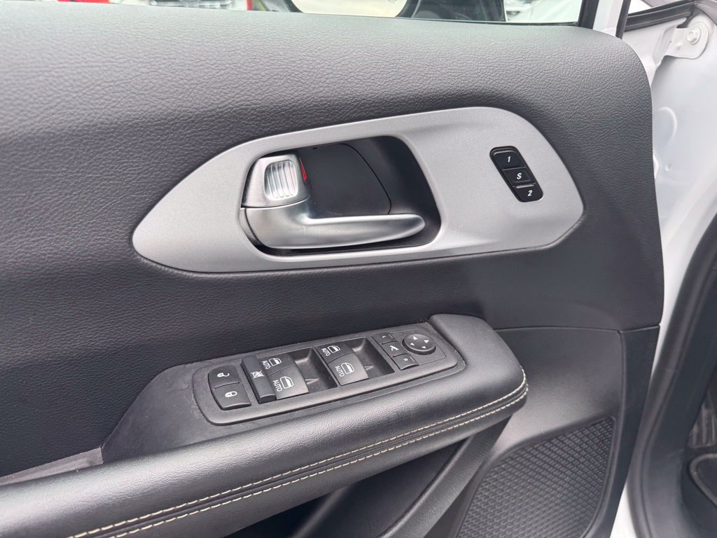 Used 2025 Chrysler Pacifica Limited FWD image 3