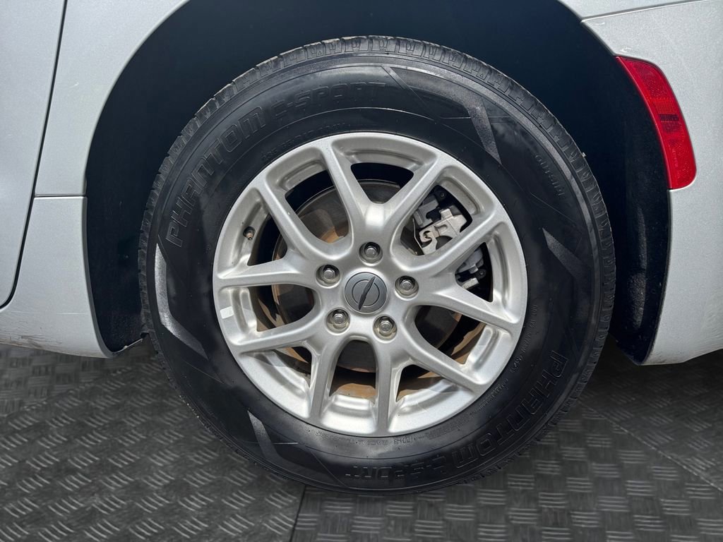 Used 2024 Chrysler Pacifica Touring-L image 17